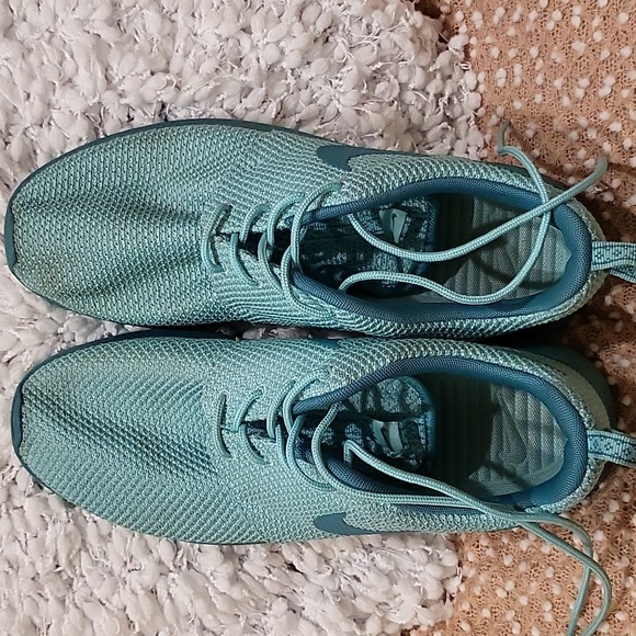 Nike Roshe Sneakers - Picture 12 of 12